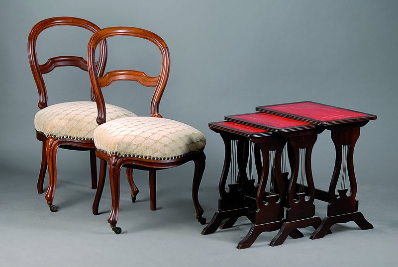 Dreier Satz Blumentische, England, um 1900, Nußbaum, dunkel gebeizt, 3-teilig, Beine in Lyraform, Platte m. roter Ledereinlage, Füße gerieft, st. ...