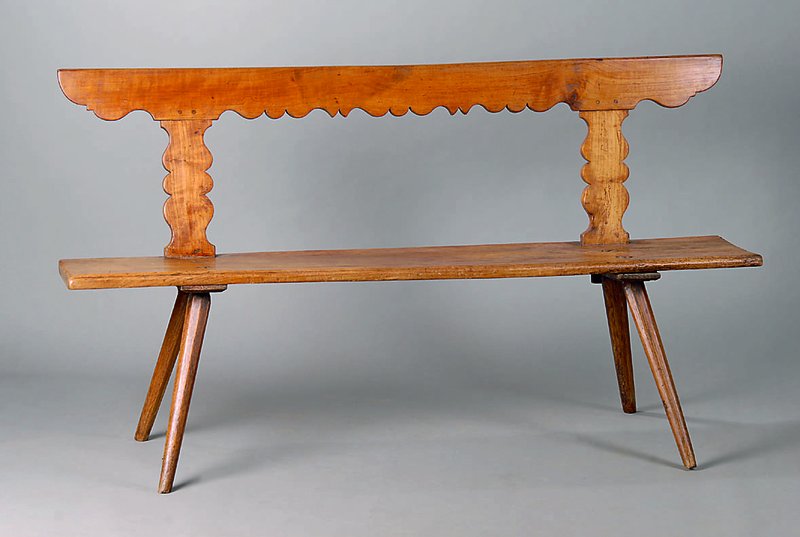Bauernbank, Pfalz, um 1830/40, Rücken vielfach geschweift, ca. 82x 150x47 cm, Füsse aus Eiche, sonst Kirschbaum massiv, Altersschäden