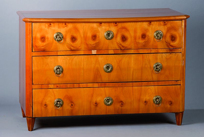 Kommode, deutsch, um 1825, Kirschbaum, 3-schübig, abgeflachte Ecken, orig. Schloß, schwundrissig, 1 Furnierstück fehlt, st. Gebr.-Sp., ca. ...