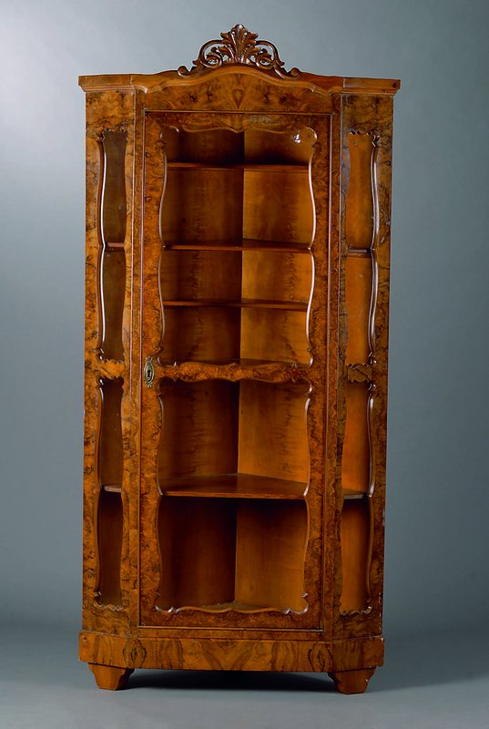 Eckvitrine, deutsch, Front um 1850, Teile dazugearbeitet, 5 Einlegebretter, Wurzelnußfurnier, allseitig geschweift, Kopf m. sparsamer ...