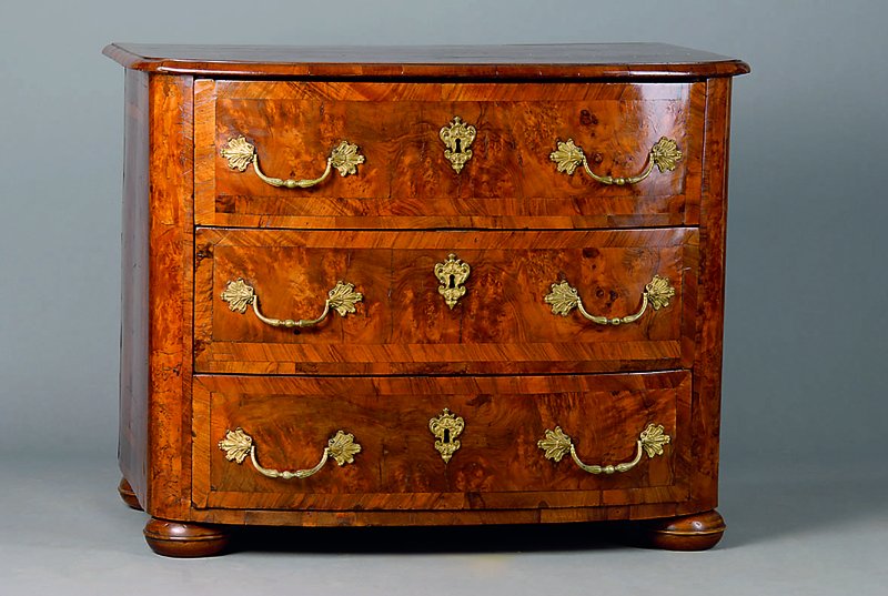 Barockkommode, wohl Elsaß-Lothringen, um 1790, Nußbaum furniert, 3-schübig, abgerundete Ecken, gebaucht, Kugelfüße später,teilweise orig. ...