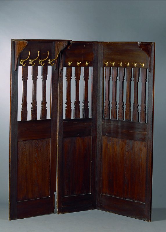 Garderobe, Jugendstil, Eiche, um 1905-10, 2-teilig, davon ein Teil über Eck, dieses mit 9 kleinen Haken, anderes Teil mit 4 großen Haken, vielfach ...