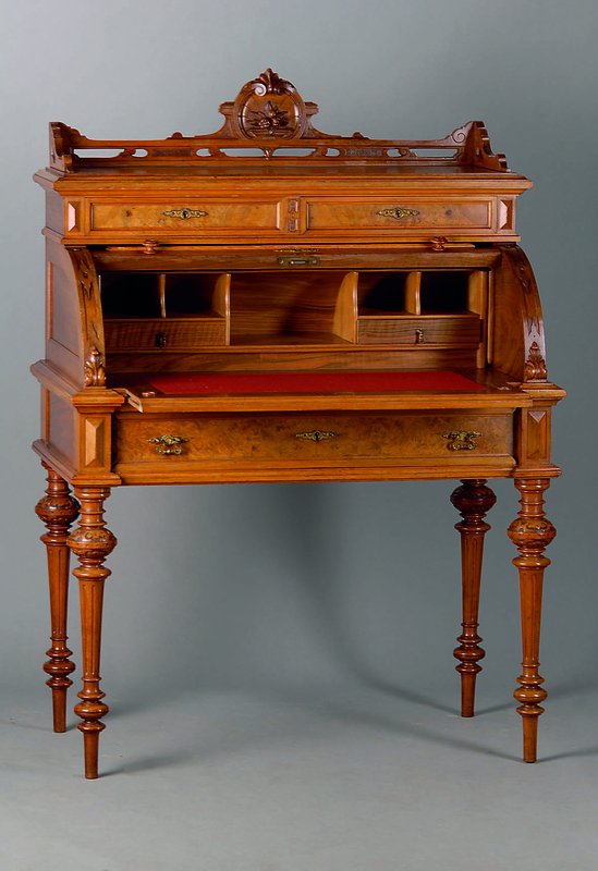 Damensekretär, deutsch, um 1880, Nußbaum, Unterteil 1-schübig, Oberteil 2-schübig, 1 Rollteil, Inneneinrichtung 5 Ablegefächer, 2 Schubladen, 1 ...