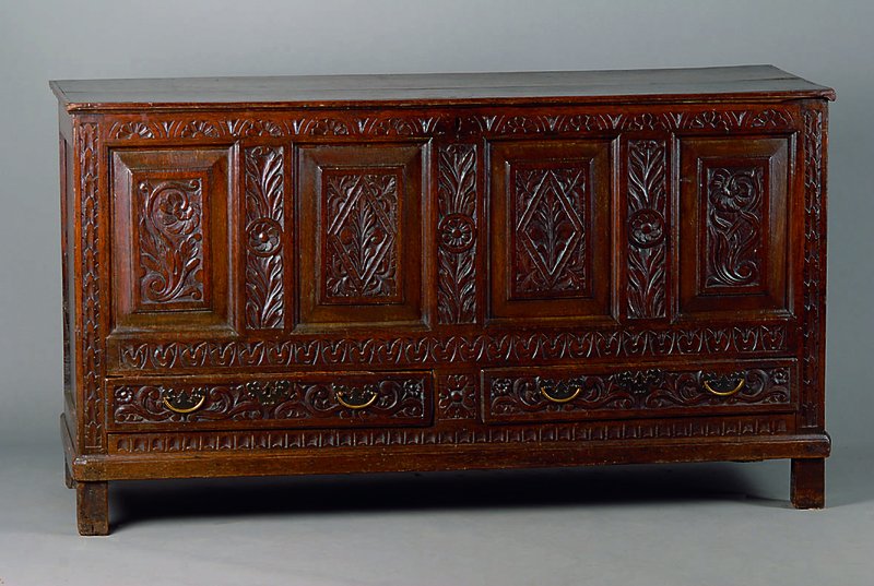Truhe, England, um 1780, Eiche, 2 Schubladen, Front kassettiert, reich geschnitzt in Form v. Blüten Blättern u. Ranken, Dokumentenfach, st. ...
