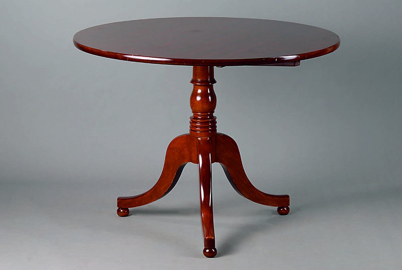 Tisch, England, Mahagoni, um 1900, 3 Auslegerbeine, Balusterschaft, Platte klappbar, Gebr.-Sp., H. ca. 70 cm, D. ca. 95 cm