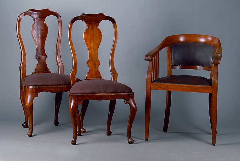 4 Stühle, deutsch, um 1850, einer um 1750, Nußbaum, allseitig geschweift, Rücken verstrebt, st. Gebr.-Sp., ca. 104x52x48 cm, Sh 46 cm
