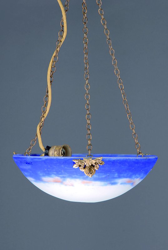 Deckenschale, Frankreich, 20er Jahre, Schichtglas mit blauen Einpuderungen, signierteine Brennstelle, Elektr. D. 35.5 cm