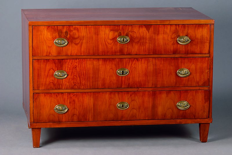 Kommode, deutsch, um 1820/30, Mahagoni, 3 -schübig, nur mittlere Schublade mit Schloß, dieses sek., Gebr.-Sp., M. ca. 78x112x58 cm