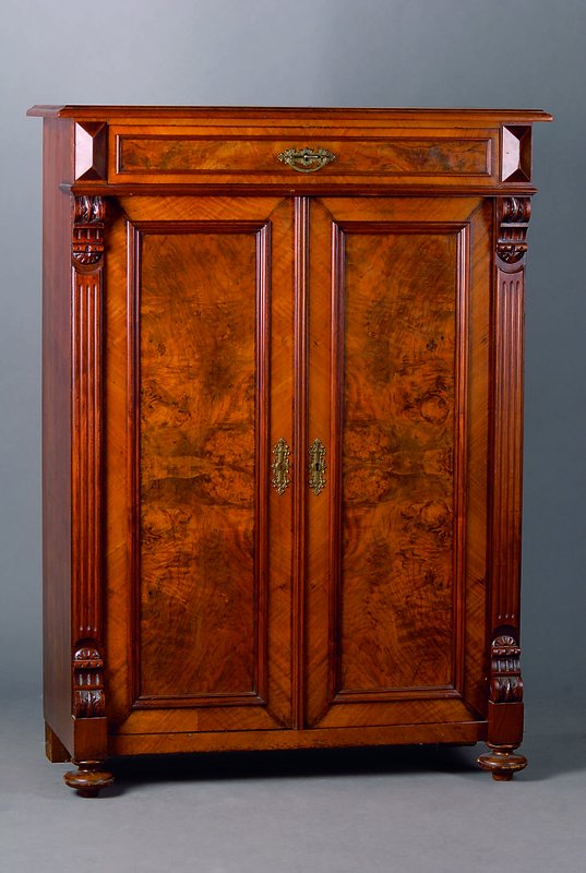 Vertiko, Gründerzeit, um 1880/90, Nußbaum, ohne Aufsatz, Schublade nicht abschließbar, Inlets m. Wurzelnußfurier, 2-türig, Lisenen gerieft, ...