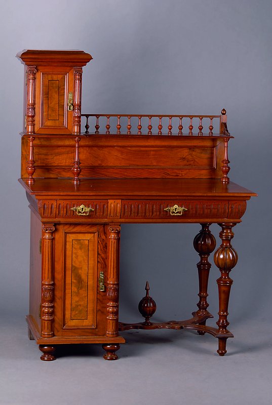 Damenschreibtisch, Gründerzeit, um 1880/90, Nußbaum, 2-schübig, 2-türig, allseitig reich gedrechselt, Inlets mit Wurzelnußfurnier, ...