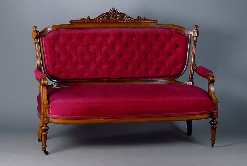 Sofa, Gründerzeit, um 1880/90, Gestell Nußbaum, roter Bezug, Beine gedrechselt, gerieft, Kopf m. sparsamer Volutenschnitzerei,Rücken geheftet und ...