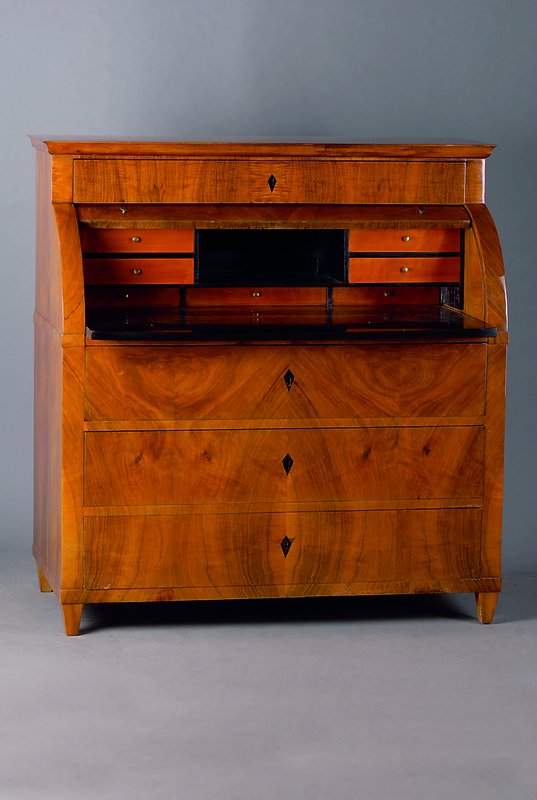 Zylinderbüro, deutsch, um 1830/40, Nußbaum, teilrestauriert, Teile ergänzt bzw dazugearb., 4 schübig, Rollteil, Inneneinrichtung: 4-schübig, 1 ...