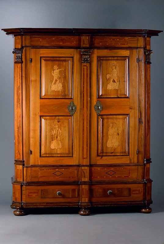 Jahreszeitenschrank, Mosel/Trier, um 1740/50, Nußbaumfurnier auf Weichholz, sog. Spaltschrank, 2-türig, 2 Schubladen, Zierleisten teils dunkel ...