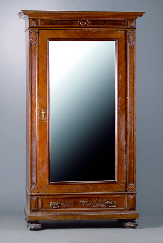 Eintüriger Gründerzeitschrank, um 1880, Nußbaum, m. Spiegel, sparsame Schnitzereien, 1 Fußschublade, st. Gebr.-Sp., alt belassen, ca. 206x117x59 ...