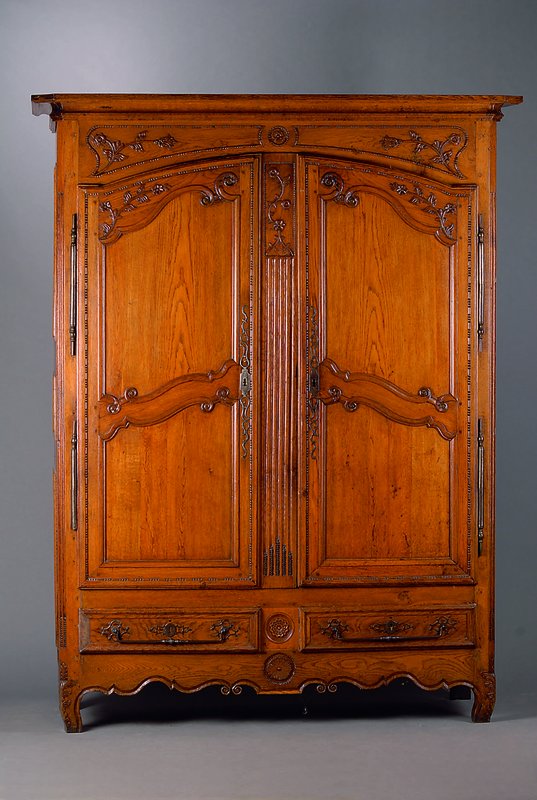 Lothringer Schrank, um 1770/80, Eiche massiv, Schnitzereien aus dem Vollholz, Seiten kassettiert, 2-türig, 2 Schubladen, abgeflachte Ecken, ...