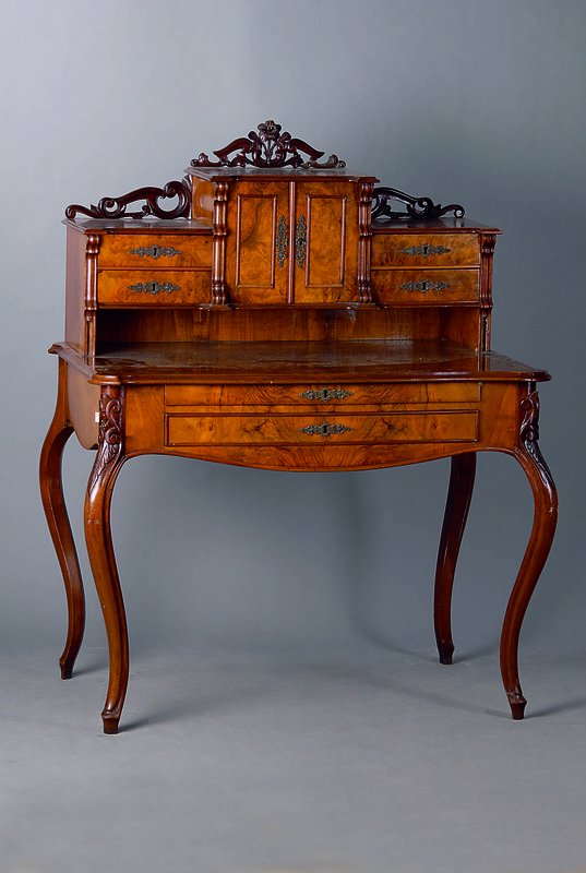Damenschreibtisch, deutsch, um 1860, Wurzelnußfurnier, Oberteil 4-schübig, 1 Tabernakelteil, ohne Schlüssel, Unterteil 1 -schübig, 1 ausziehbares ...