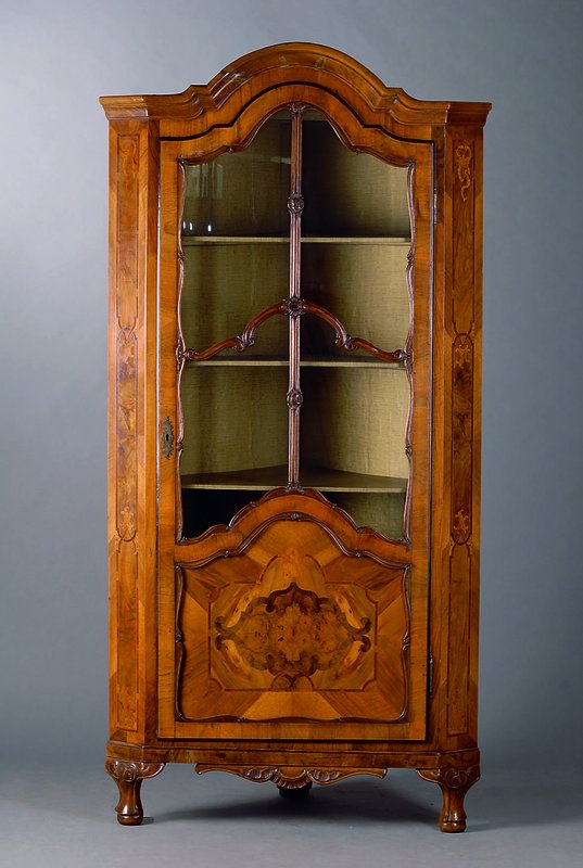 Eckrank, Barockstil, um 1900, unter Verwendung von Originalteile von 1750/60, 1-türig, Nußbaum/Wurzelnuß, sparsame Schnitzereie, st. Gebr.-Sp., ...
