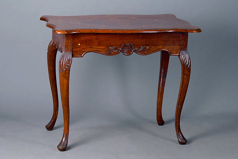 Kl. Barocktisch, um 1750/60, Platte um 1900,orig. Zarge aus Eiche, Nußbaumbeine, Ahornintarsien, st. Gebr.-Sp., M. ca. 76x90x59cm