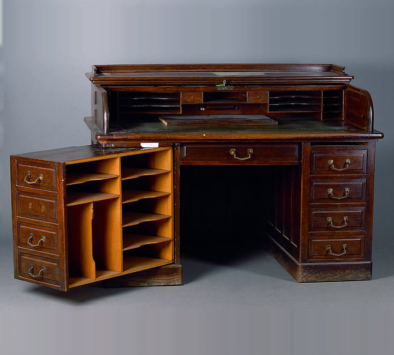 Schreibtisch mit Rollteil, um 1910, Eiche, Unterteil rechts m. 4 Schubladen, links zum herausziehen mit reicher Einteilung, ...