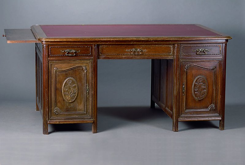 Partnerschreibtisch, Belgien, um 1910, Eiche, 6 Schubladen, 4-türig, sparsame Blütenschnitzerei, ohne Schlüssel, teils verschlossen, abgeflachte ...