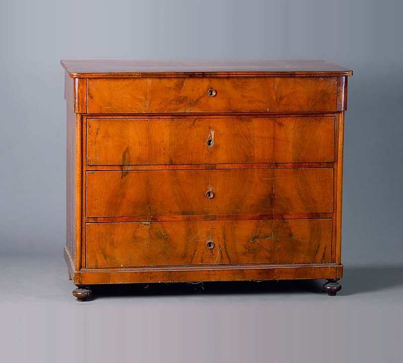 Kommode, Pfalz, um 1840/50, Nußbaumfurnier, 4-schübig, abgerundete Ecken, 2 Schubladen ohne Schloss, st. Gebr.-Sp., alt belassen, Furnierschäden, ...