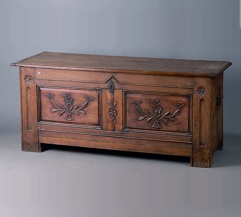 Truhe, Hessen, um 1760/70, Eiche, sparsame Blütenschnitzerei, schwundrissig, Leistenteilefehlen, st. Gebr.-Sp., ca. 68x154x60 cm