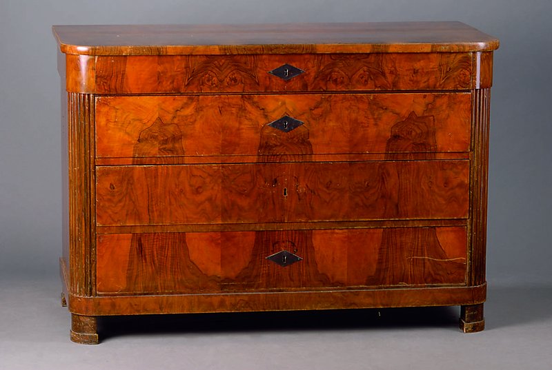 Biedermeierkommode, rheinisch, um 1830/40, Wurzelnußfurnier, 4-schübig, 1 Beschl. fehlt, abgerundete Ecken, Furniersch., Schlösser sollten ...