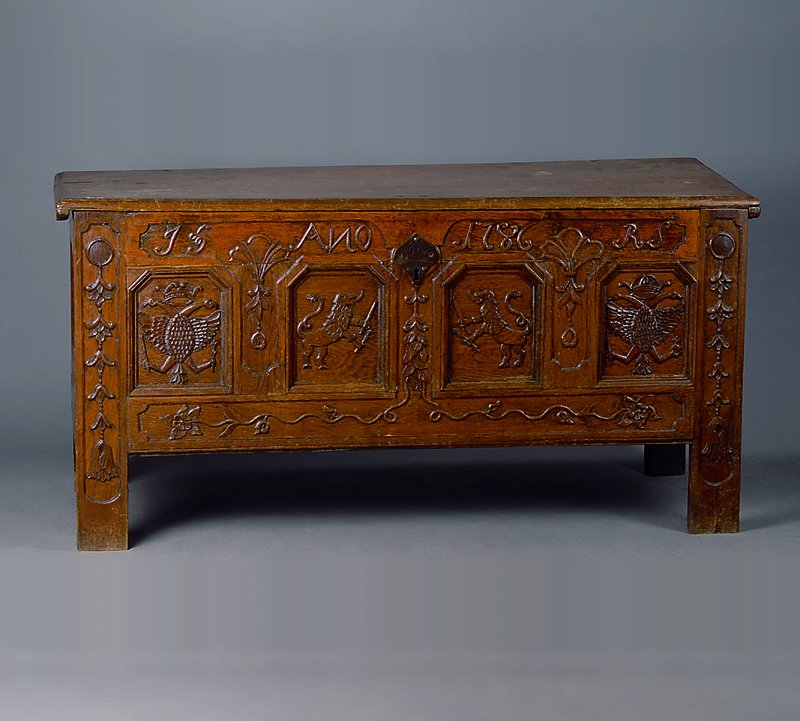 Truhe, Flandern, um 1786, Eiche, Front reichgeschnitzt, dat. 1786, ohne Schlüssel, geschlossen, st. Gebr.-Sp., ca. 75x150x60x cm