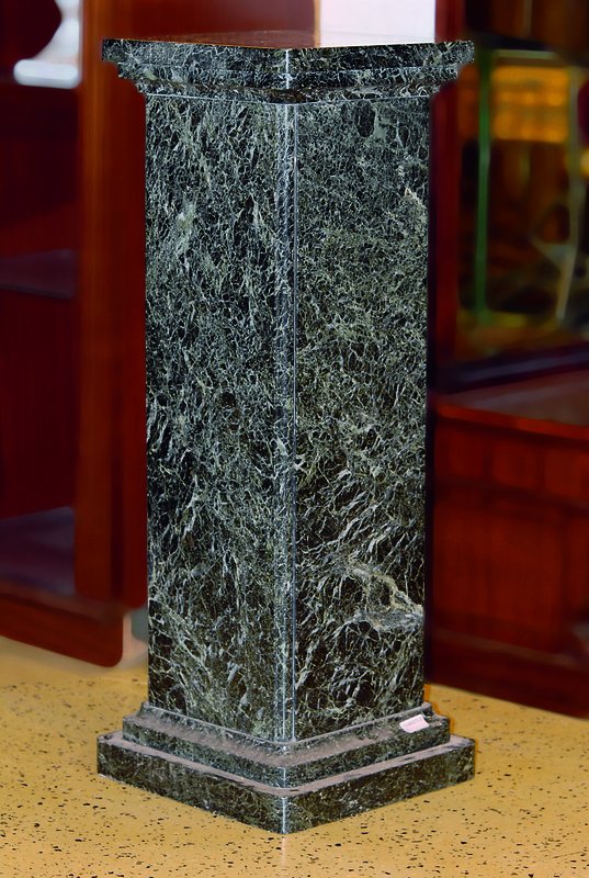Säule, Marmor, um 1900/20, abgerundete Ecken, Fuß getreppt, Gebr.-Sp., ca. 102x39x39 cm
