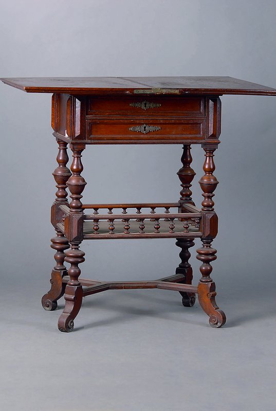 Kombinationsmöbel, Belgien, um 1890, Tisch/Nähkästchen, mit zwei Schubladen, Eiche,Platte drehbar und aufklappbar, reiche gedrechselte Beine, st. ...
