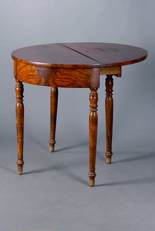 Biedermeiertisch, Pfalz, 1790-1810, Nußbaum/Wurzelnußfurnier, aufklappbar, gedrechselte Beine, Furnierteile fehlen, st. Gebr.-Sp., schwundrissig, ...