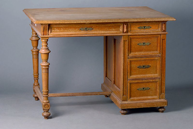 Kleiner Schreibtisch, Gründerzeit, um 1870, Eiche, 5-schübig, Beine gedrechselt, st. Gebr.-Sp., ca. 80x110x80 cm