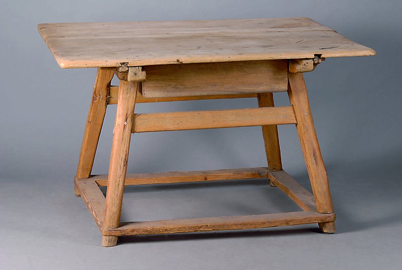 Bauerntisch, Pfalz, um 1820/30, Nußbaum/Weichholz, Beine verstrebt, teilsrest., 1 Schublade, st. Gebr.-Sp., alt belassen, ca. 70x117x96 cm