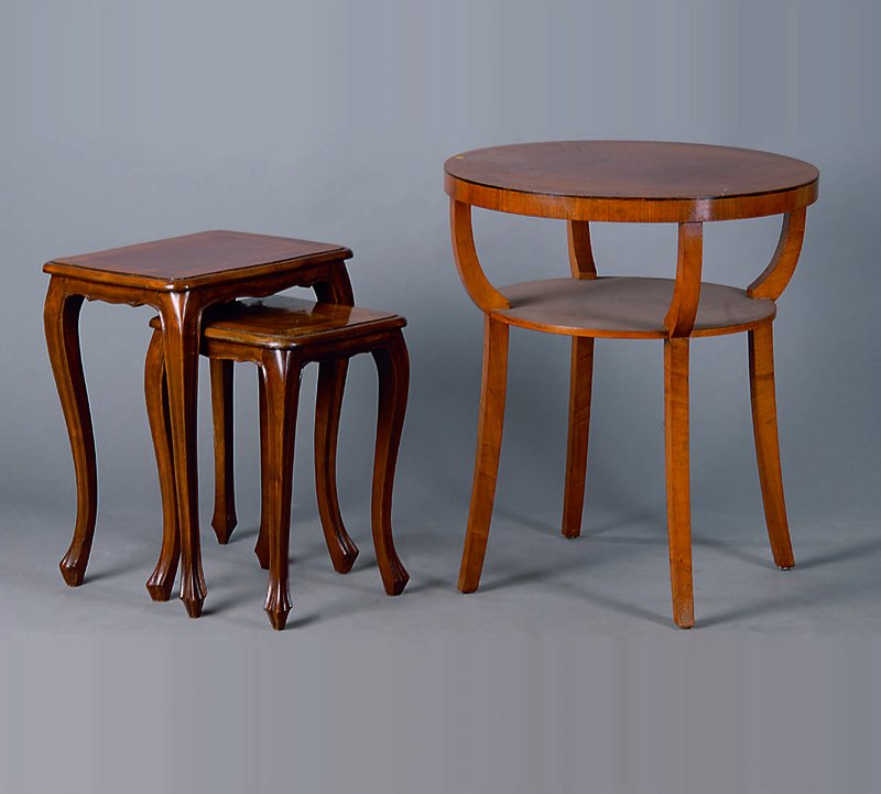 3er-Set Beistelltisch, Italien, um 1900/20, Nußbaum, allseitig geschweift, Ahornfadenintarsien, st. Gebr.-Sp., verschiedene Größen