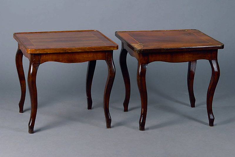 Paar Beistelltische, Italien, um 1900/20, Nußbaum, Fadenintarsien, allseitig geschweift, st. Gebr.-Sp., teils besch., alt belassen, verschiedene ...
