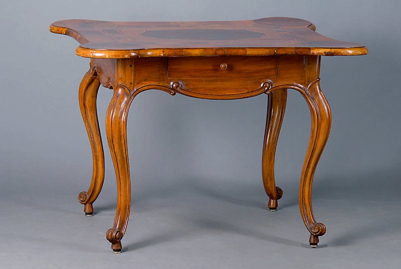 Spieltisch, süddeutsch, um 1770/80, Nußbaum/Wurzelnuß, allseitig geschweift, Füße in Voluten auslaufend, Platte m. Ahornintarsien, ...
