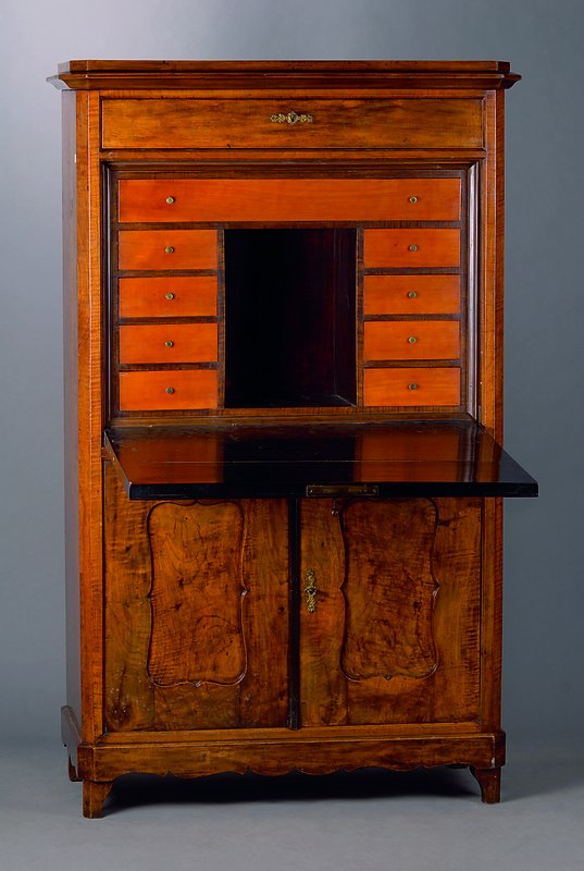 Sekretär, Biedermeier, um 1840/50, Nußbaumwurzelfurnier, z.T. gespiegelt verlegt reiche Inneneinrichtung, schwundrissig, Altersschäden, ca. ...
