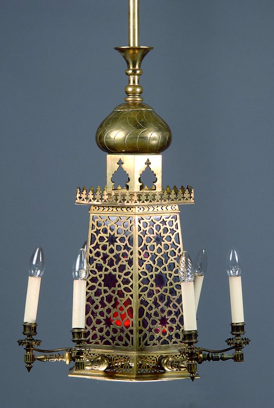 Deckenlampe, deutsch, um 1900, orientalistisch, Messing, wohl ehem. Gaslampe, innen drei Brennstellen, aussen sechs Brennstellen, mit roten ...