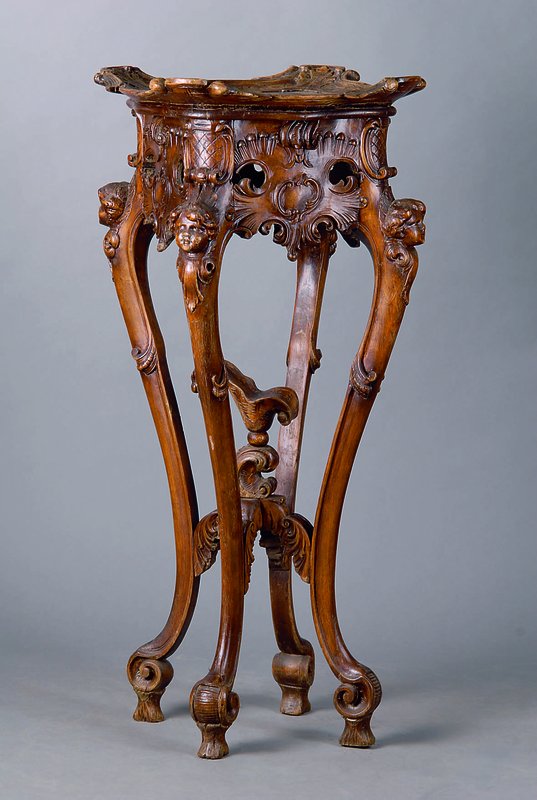 Blumensäule, Frankreich, um 1900, reich geschnitzt mit Rocaillen und Puttoköpfen, geschweift, Oberfläche m. st. Gebr.-Sp., altbelassen, ca. ...