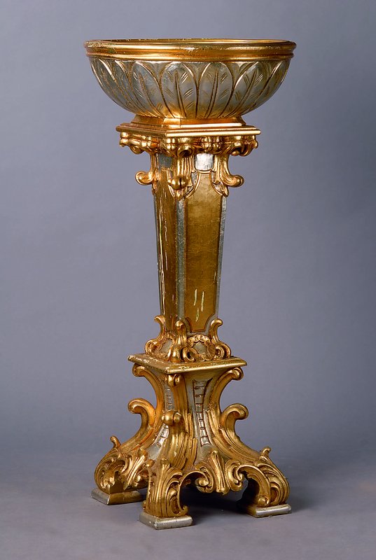Blumensäule, nach dem Vorbild des 18. Jh., Holz reich geschnitzt und gold- und silberfarben gefaßt, st. Gebr.-Sp., H. ca. 102 cm, D. ca. 46 cm