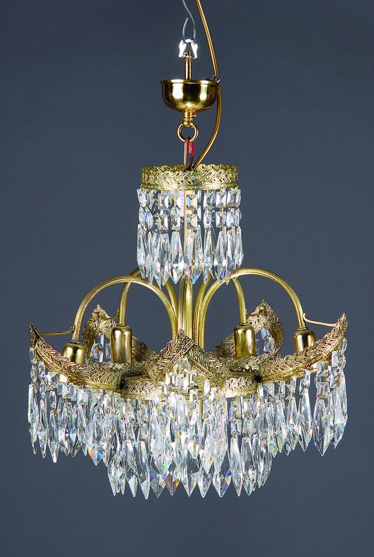 Deckenlampe, Messingmonturen in floraler Durchbrucharbeit, reicher facettierter Glasbehang, 6 Brennstellen, Elektr. erneuert (nicht geprüft), H.ca. ...