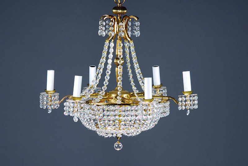 Deckenleuchter, polierte Messingmonturen, reicher geschliffener Kristallbehang, 9 Brennstellen, Elektr. erneuert (nicht geprüft), H.ca. 90cm, ...