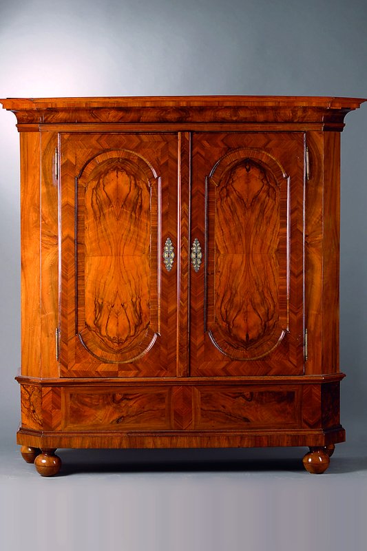 Barockschrank, Augsburg um 1740-1760, Nussbaum/Wurzelnuß, sehr schönes Furnierbild, Originalschloß, Weichholzkorpus, 2-türig, abgeflachte Ecken, ...