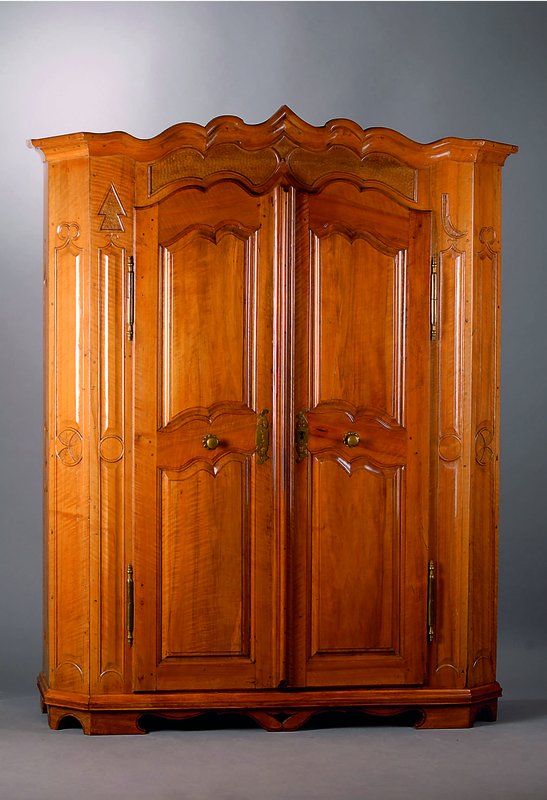 Barockschrank, wohl Moselraum, um 1760/70, Nussbaum, 2-türig, Kopf vielfach geschweift, sparsame Flachschnitzereien, abgeflachte Ecken, Front und ...