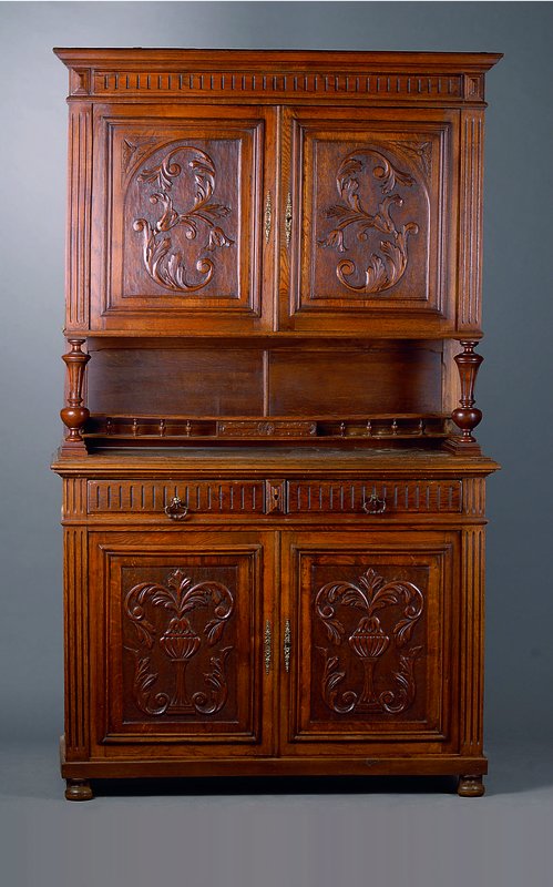 Aufsatzbuffet, um 1880-90, Eiche, mit Flachschnitzereien in den Füllungen, Unterteil 2-türig, 2-schübig, Oberteil 2-türig, Wurmbefall, st. ...