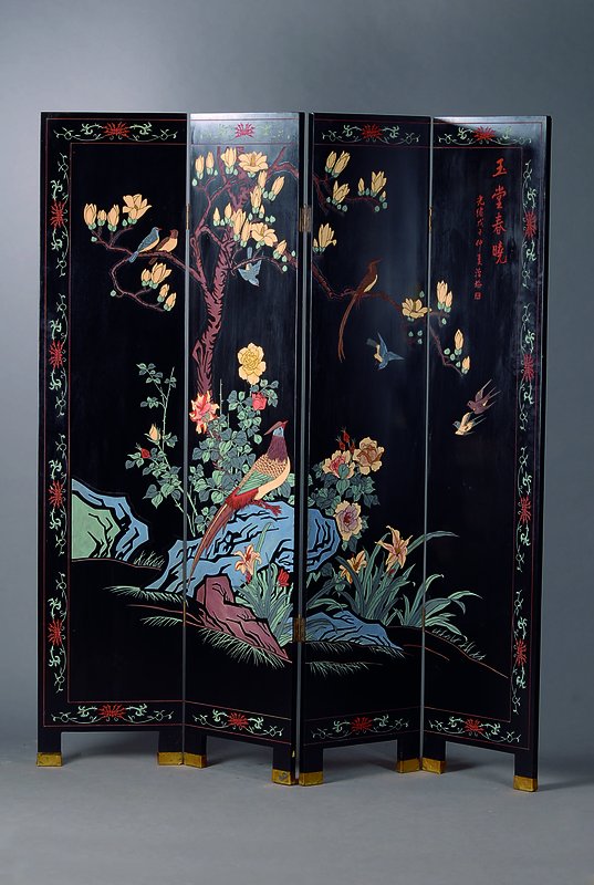 Vierteiliger Paravent, China, nach altem Vorbild, schwarzlack mit bunt bemalten Flachschnitzereien, Vogel und Blumendekor, Gebr.-Sp., ca. 184x164 cm