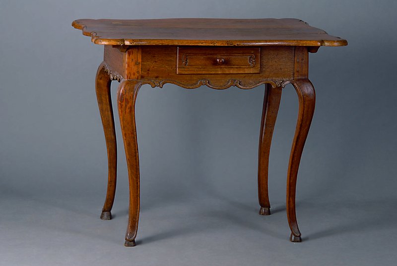 Tisch, Kurpfalz, um 1750, Eiche massiv, Zarge mit reichen Flachschnitzereien, allseitig geschweift, 1 Schublade, st. Gebr.-Sp., schwundrissig, ca. ...