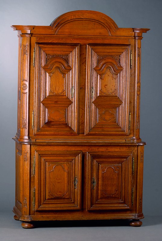 Aufsatzmöbel, Elsaß-Lothringen, um 1760, Eiche massiv, mit Flachschnitzereien, Ober- und Unterteil je 2-türig, abgeflachte Ecken, Inlets vielfach ...