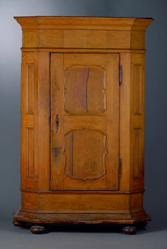 Eintüriger Schrank, süddeutsch, um 1780-1820, Weichholz, Inneneinrichtung sekundär, abgeflachte Ecken, Front und Seiten kassettiert, st. ...