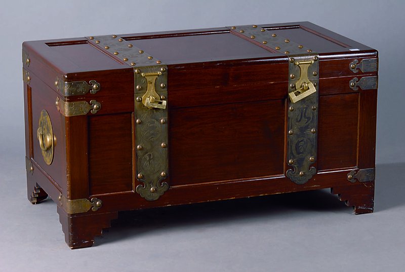 Truhe, China 20. Jh, Mahaghoni, aufwendig verzierte Messingbänder, abgerundete Ecken, Gebr.-Sp., ca. 54x102x55 cm